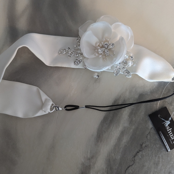 Bridal hair accessory. Off white in colour. JoshuaB designs. - Picture 6 of 7